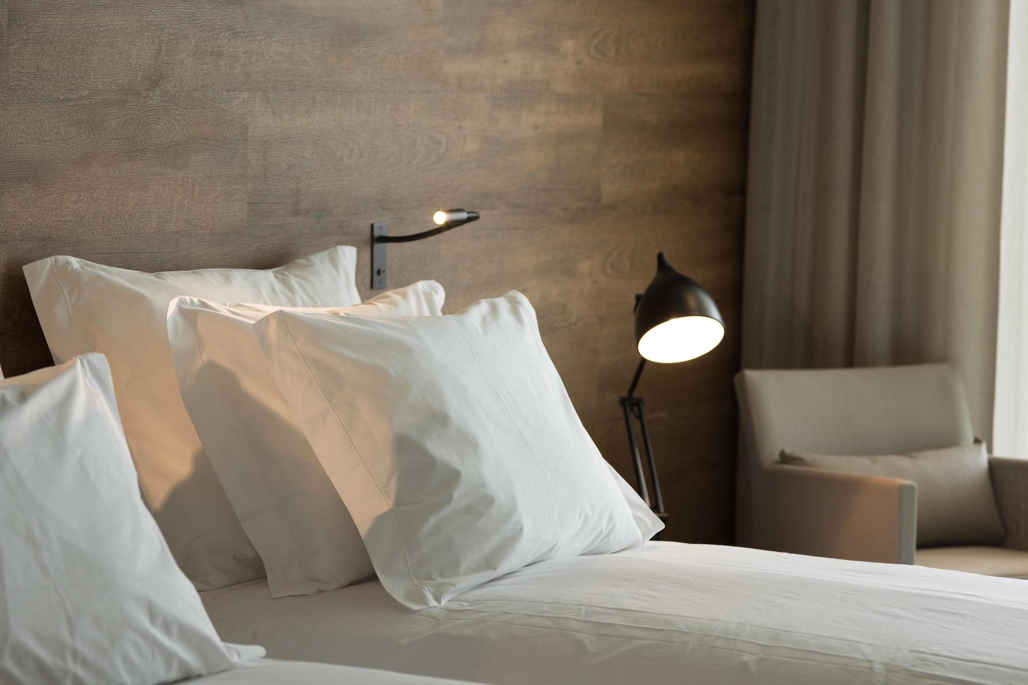 Hotel Octant Ponta Delgada Exterior foto A bed with pillows