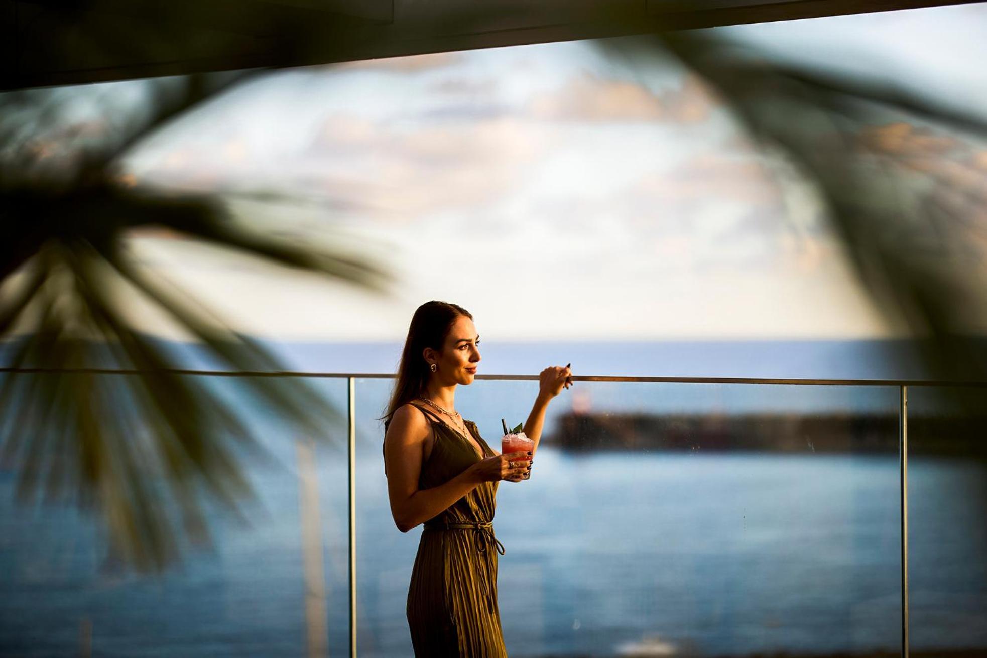 Hotel Octant Ponta Delgada Exterior foto A woman at the beach