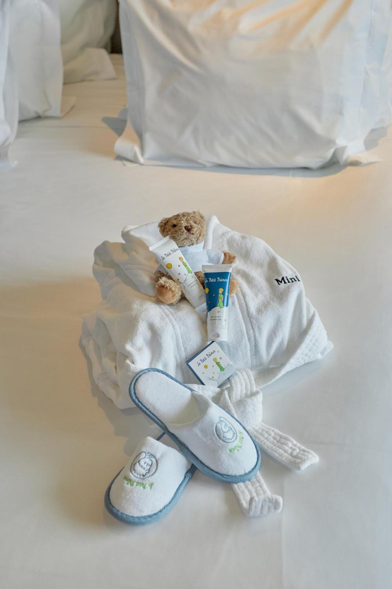 Hotel Octant Ponta Delgada Exterior foto A bathrobe and toiletries
